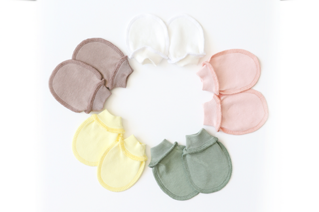 Рукавички та царапки для новонароджених та малюків: захист та комфорт