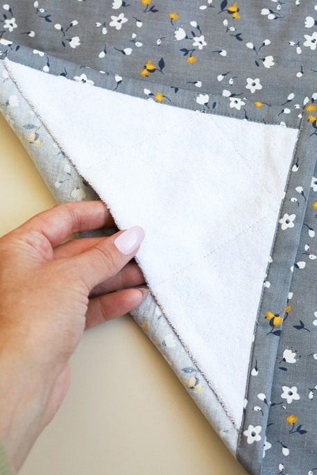 Накидка для годування з сумочкою чохлом, Квіти на сірому - фото 2