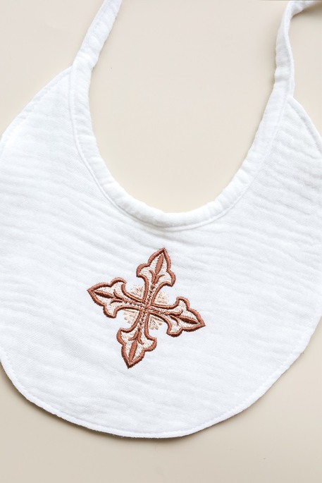 Слюнявчик с крестиком для мальчика - фото 1