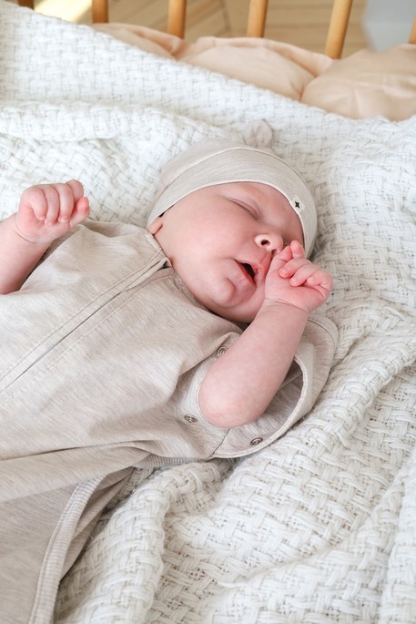 Безразмерная пеленка на молнии с шапочкой Каспер, Бежевая - фото 4